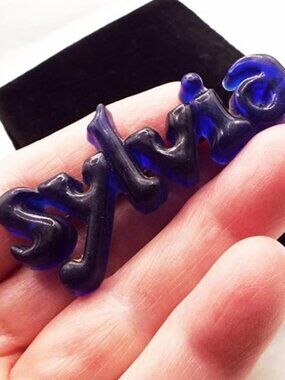 VINTAGE "SYLVIA" IN CURSIVE MOLDED COBALT BLUE LUCITE NAME PIN 21